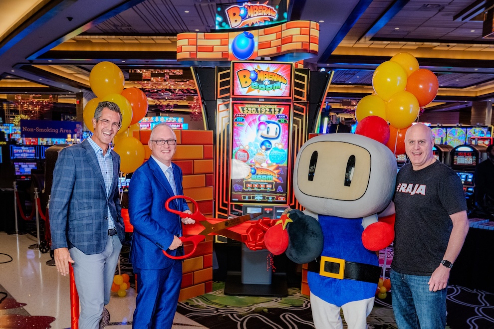 コナミ、米国カリフォルニアで「ソルスティス」キャビネットとボンバーマンスロットを初公開