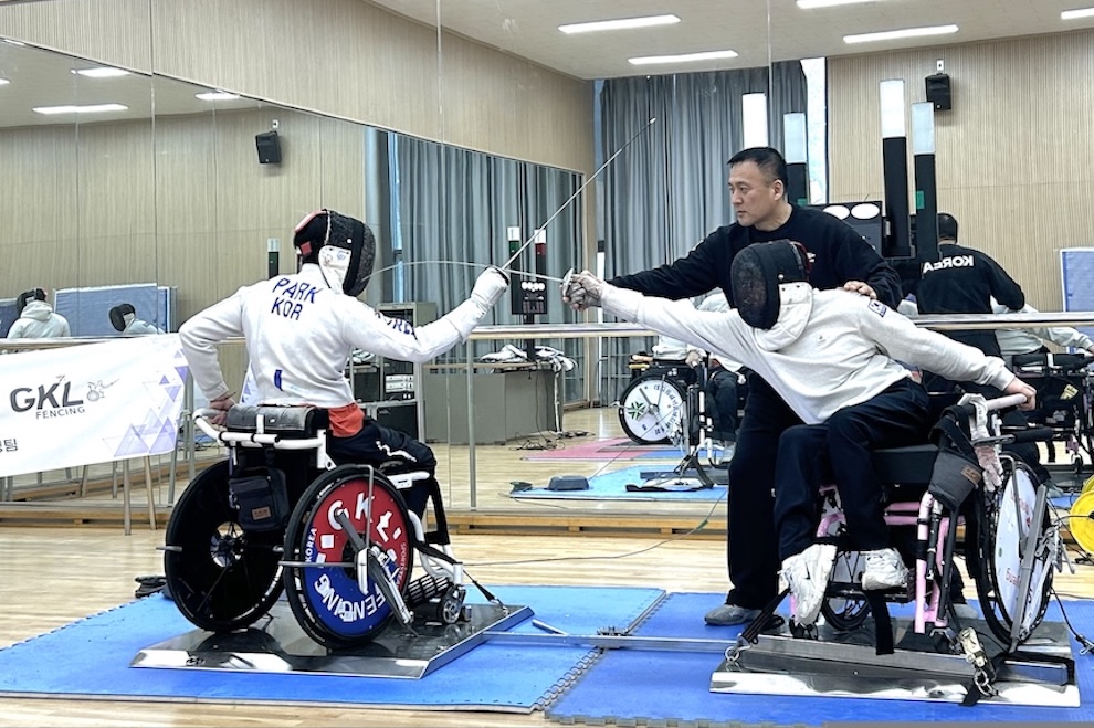 GKLの車椅子フェンシングチーム、大田大学で指導セッションを開催