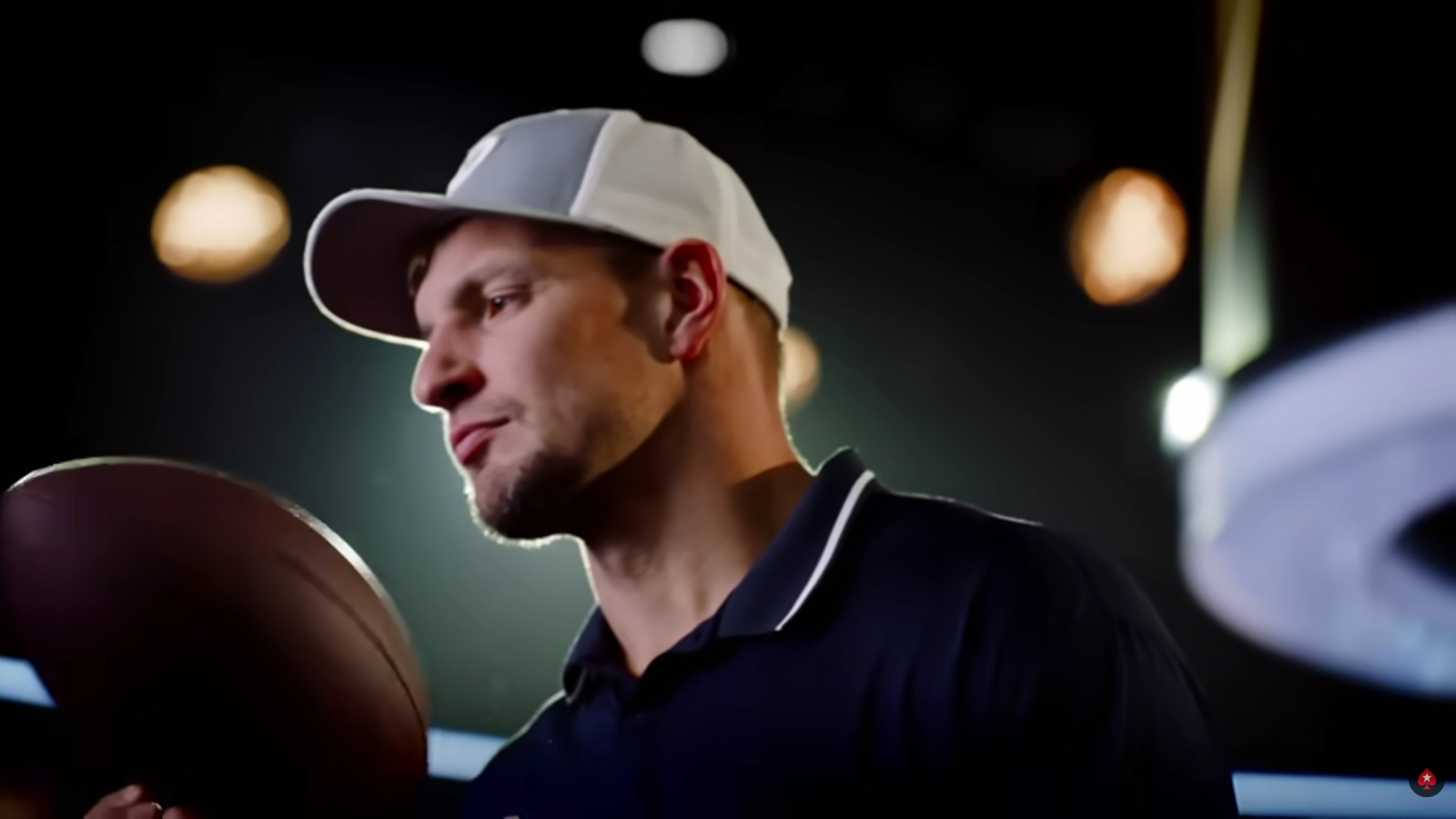 NFLスター「Gronk」新たなライバルを発見、アントニオ・エスファンディアリとの熱いポーカー対決